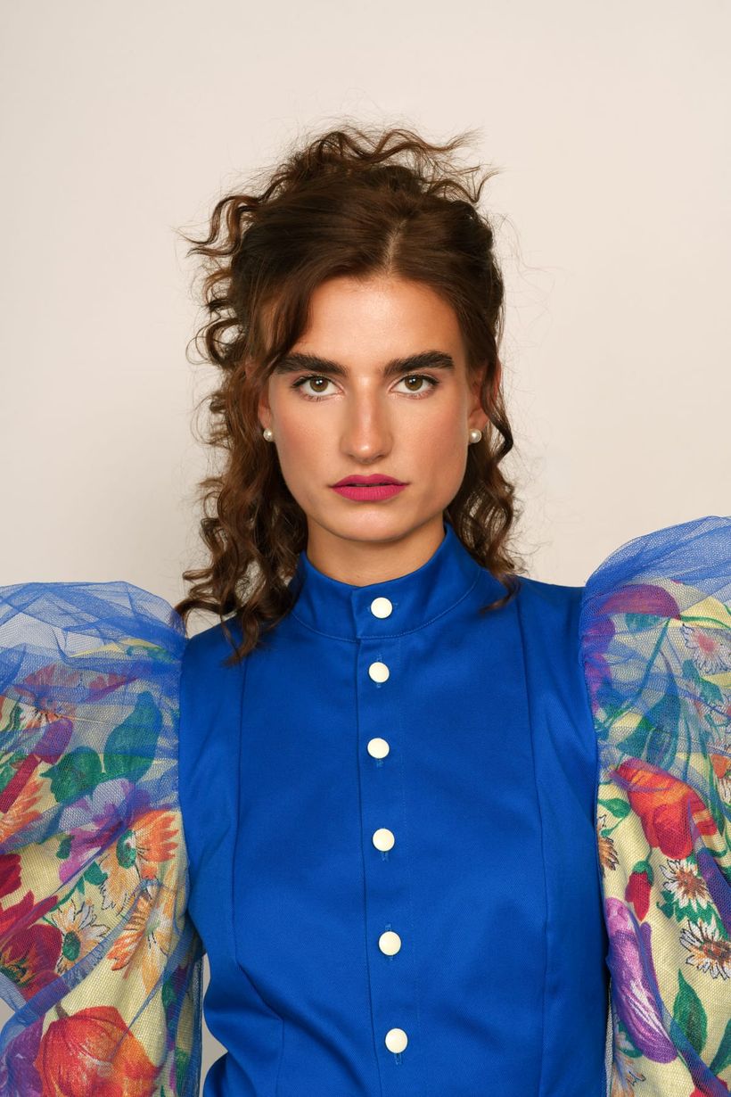 Editorial — blaue Blütenärmel