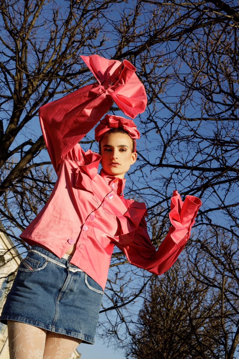 Editorial — pinke Rüschen unter blauem Himmel