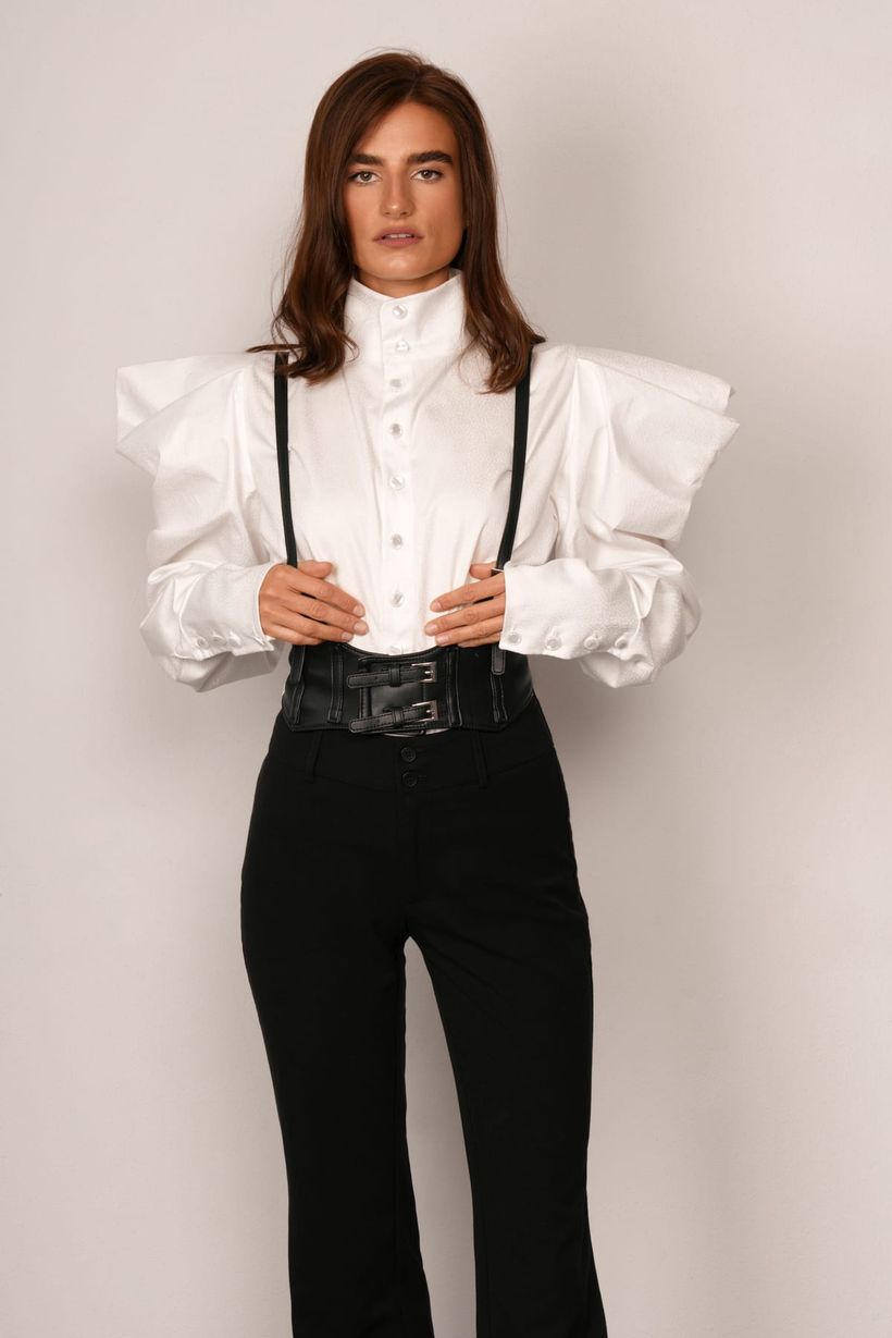 Editorial — weiße Volantbluse
