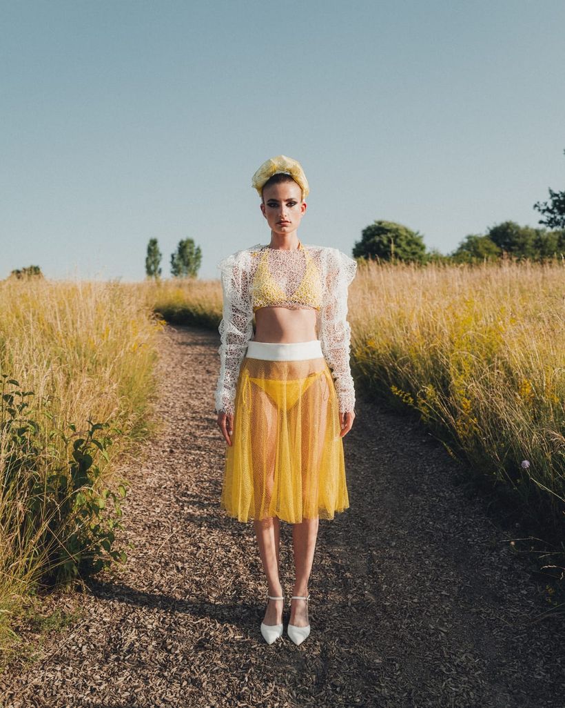 Editorial — gelbe Couture, Feldweg